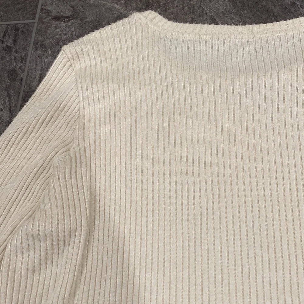 American Eagle Cropped Cream Ribbed Top - Picture 6 of 6